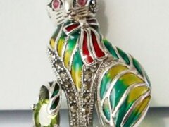 Brosa/ pandantiv, pisicuta, argint 925 marcat, cu peridot si marcasite